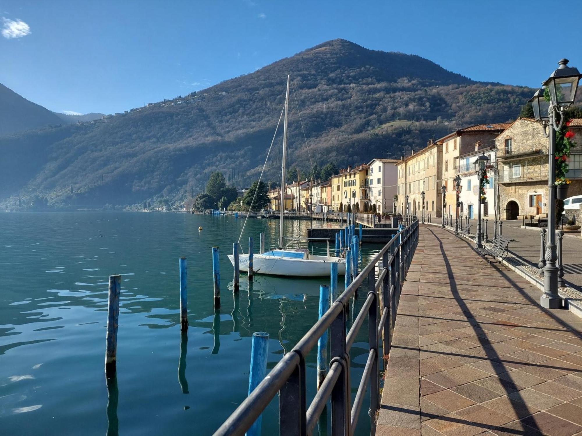 Al Porto Casa Vacanze Riva di Solto Esterno foto